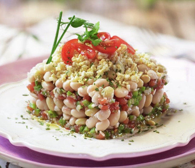 Brochetas de carne con coliflor salteada y ensalada de alubias con pipirrana